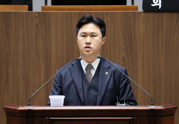 충남도의회는 8일 무소속 지민규 의원이 제358회 임시회 제1차 본회의에서 5분 발언을 통해 경기도 평택시 일대에서 '평택호'로 혼용되고 있는 ‘아산호’ 명칭 문제의 시급한 해결을 촉구했다고 밝혔다. / 충남도의회 제공