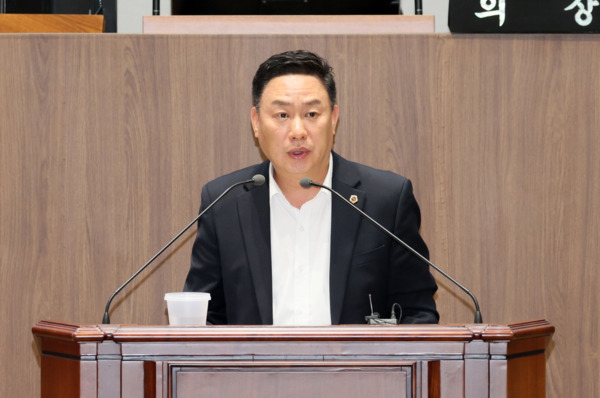 충남도의회는 8일 국민의힘 박정식 의원이 제358회 임시회 제1차 본회의에서 5분 발언을 통해 천안의료원의 천안과 아산 중간지점 이전 필요성을 강력히 주장했다고 밝혔다. / 충남도의회 제공