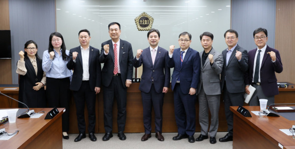 충남도의회는 지난 8일 '충남대전 행정통합 특별위원회' 제1차 회의를 개최하고, 공식적인 활동에 돌입했다고 밝혔다. / 충남도의회 제공