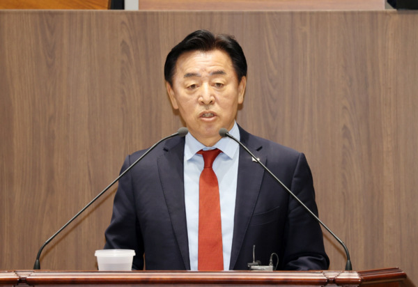 충남도의회는 9일 국민의힘 이종화 의원이 9일 제358회 임시회 제2차 본회의에서 도정질문을 통해 재외동포 이주 유치 사업이 단순한 상징적 행사에 그치지 않도록 철저한 준비와 실행 전략 마련을 주문했다고 밝혔다. / 충남도의회 제공