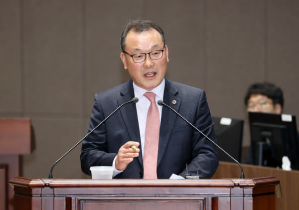 충남도의회는 9일 국민의힘 주진하 의원이 제358회 임시회에서 제2차 본회의에서 도정 및 교육행정 질문을 통해 충남의 사교육비 급증과 공교육 신뢰 하락·고교학점제 시행에 따른 혼란을 지적하며, 충남교육청의 실효성 있는 대책 마련을 촉구했다고 밝혔다. / 충남도의회 제공