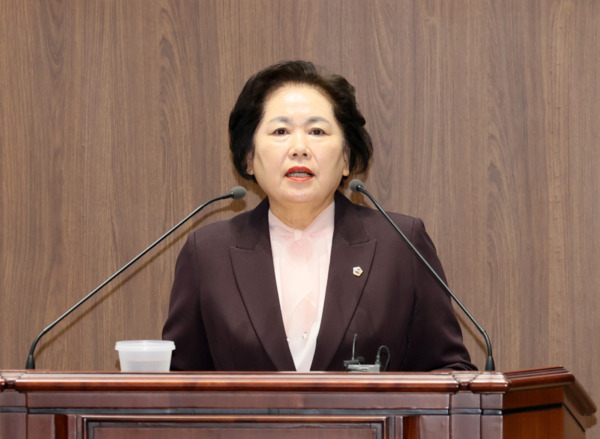 충남도의회는 9일 국민의힘 김옥수 의원이 제358회 임시회 제2차 본회의에서 도정질문을 통해 김태흠 지사에게 아동돌봄정책에서 소외된 '가족돌봄아동'에 대한 실질적인 지원 방안 마련을 촉구했다고 밝혔다. / 충남도의회 제공