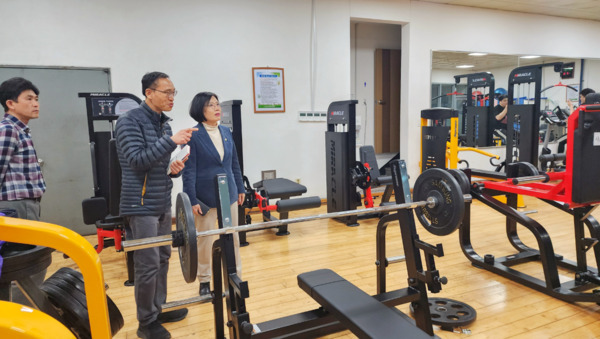 종로구의회는 지난 5일 이미자 의원이 새롭게 단장된 종로구 이화동 주민센터(이화동 149-1) 내 체력단련실을 방문해 시설을 직접 점검했다고 밝혔다. / 이미자 의원 제공