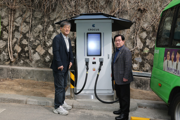 종로구의회는 지난 3월 25일 여봉무 의원이 수송동 계곡 인근(옥인길82 근처)에 위치한 종로09번 마을버스 종점 정류장에 새롭게 설치된 마을버스 전기차량 충전시설에 대한 현장 점검을 실시했다고 밝혔다. / 종로구의회 제공