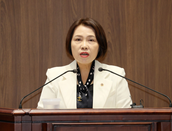 충남도의회는 9일 국민의힘 이연희 의원이 제358회 임시회 제2차 본회의에서 도정 및 교육행정 질문을 통해 '충남교육청 늘봄학교의 전담 인력 확충'과 '충남 방문의 해 관광객 유치 목표 상향'을 촉구했다고 밝혔다. / 충남도의회 제공