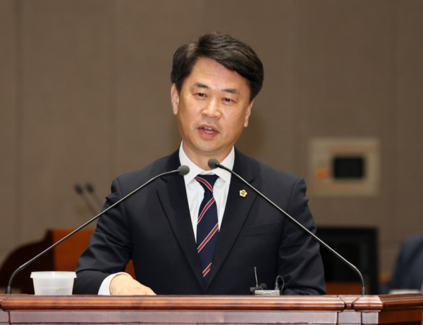 충남도의회는 9일 국민의힘 이상근 의원이 제358회 임시회 제2차 본회의에서 도정질문을 통해 내포신도시의 높은 난방비 문제를 지적하며, 도민의 경제적 부담 완화를 위한 실질적 대책 마련을 촉구했다고 밝혔다. / 충남도의회 제공