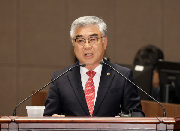 충남도의회는 9일 국민의힘 유성재 의원이 제358회 임시회 제2차 본회의에서 교육행정 질문을 통해 '학교 현장체험 학습 안전 강화와 AI 디지털교과서 도입에 따른 교육 격차 해소 방안 마련'을 촉구했다고 밝혔다. / 충남도의회 제공