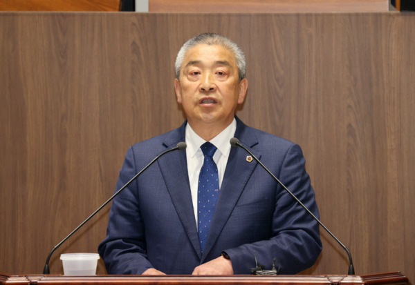 충남도의회는 9일 더불어민주당 전익현 의원이 제358회 임시회 제2차 본회의에서 도정 및 교육행정질문을 통해 서천군을 비롯한 농어촌 지역의 지속 가능한 발전 대책을 주문하고, 교통 및 생활인프라 개선·교육재정 안정화를 위한 정책 대안을 제시했다고 밝혔다. / 충남도의회 제공