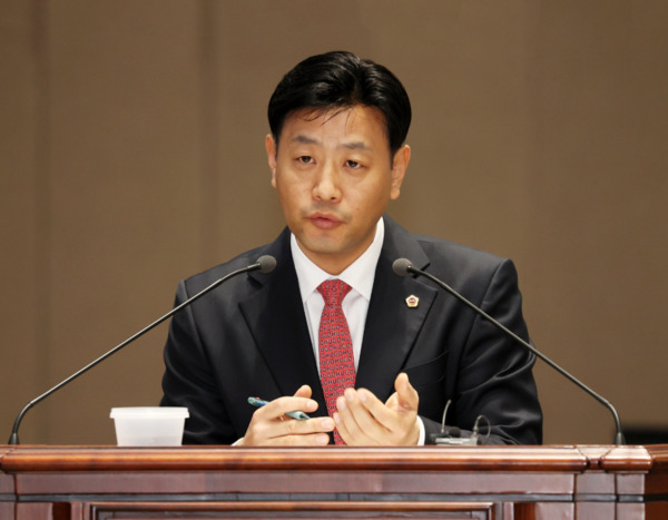 충남도의회는 10일 국민의힘 김도훈 의원이 제358회 임시회 제3차 본회의에서 도정질문을 통해 '충남 방문의 해'가 충남의 매력을 국내외에 널리 알리고, 실질적인 성과로 이어질 수 있는 계기가 될 수 있도록 해야 한다고 강조했다. / 충남도의회 제공