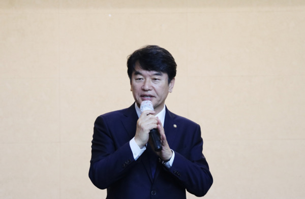 더불어민주당 충남도당은 10일 오후 2시 온양제일호텔 크리스탈홀에서 대선 승리와 민생 회복을 위한 총력 결의를 다지는 지방의원 연석회의를 개최한 가운데, 문진석 충남도당위원장이 인사말을 하고 있다. / 더불어민주당 충남도당 제공