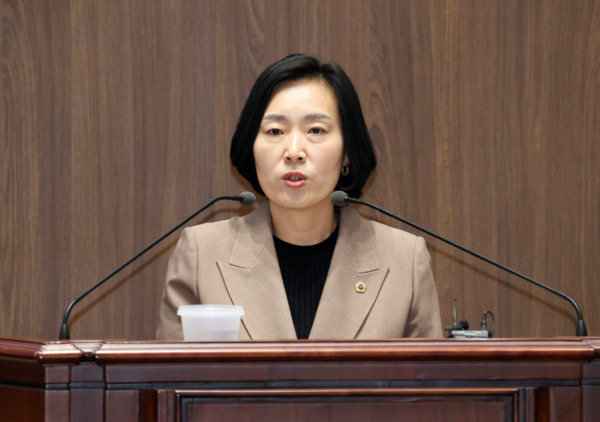 충남도의회는 10일 국민의힘 신순옥 의원이 제358회 임시회 제3차 본회의에서 도정 및 교육행정 질문을 통해 아동학대 대응체계의 미비·다자녀 기준의 지역 간 혼선·학교 밖 청소년에 대한 정보 연계 미흡 등의 문제점을 지적하며, 실효성 있는 정책 개선을 강력히 촉구했다고 밝혔다. / 충남도의회 제공