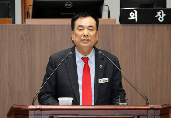 충남도의회는 10일 국민의힘 방한일 의원이 제358회 임시회 제3차 본회의에서 도정질문을 통해 충남 청년지원 예산과 인력의 획기적 증액을 촉구하며, 청년들이 지역에 안정적으로 정착할 수 있는 실질적 대책 마련을 요구했다고 밝혔다. / 충남도의회 제공