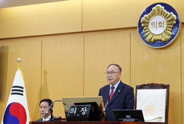 서산시의회는 15일 제304회 임시회 제1차 본회의를 개회하고, 3일간의 회기일정에 돌입한 가운데, 조동식 의장이 개회사를 하고 있다. / 서산시의회 제공