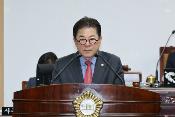 종로구의회는 15일 이광규 의원이 제341회 임시회 제1차 본회의에서 5분 자유발언을 통해 헌법재판소 인근에서 벌어진 폭력적 시위로 인해 교육 환경과 생계에 심각한 피해를 입은 지역 주민들을 위한 구 차원의 특별지원과 대응 매뉴얼 마련을 촉구했다고 밝혔다. / 이광규 의원 제공