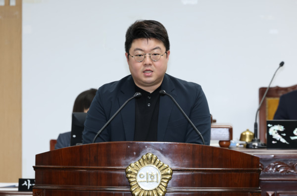 종로구의회는 15일 이륜구 의원이 이런 보도와 자료들을 지나치지 않고, 제341회 임시회에서 5분 자유발언을 통해 싱크홀 재난의 위험성을 지적하고, 종로구의 선제적 대응을 강력히 촉구했다고 밝혔다. / 이륜구 의원 제공