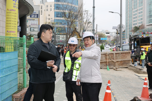 종로구의회는 지난 9일 김종보 의원이 창신제1동 동묘앞역 인근 지봉로19번지부터 25번지까지 보도 정비 예정 구간(시즌빌딩~동대문아파트 앞)을 직접 방문하여 소관 부서와 함께 '여름철에도 끄떡없는 우리 동네 보도 정비' 사업에 대한 현장 점검을 실시했다고 밝혔다. / 종로구의회 제공