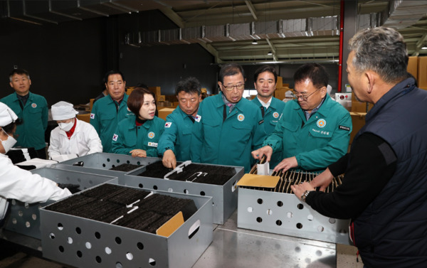 충남도의회 농수산해양위원회는 제358회 임시회 기간인 15일과 16일 이틀간 서천과 부여 지역의 주요 농수산업 현장을 방문해 운영 실태를 점검했다고 밝혔다. / 충남도의회 제공