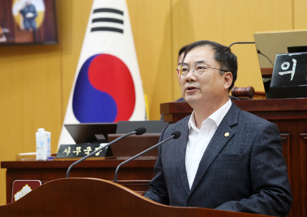 서산시의회는 지난 15일 더불어민주당 안효돈 의원이 제304회 임시회 제1차 본회의에서 '지역건설공사 지역업체 수주율 문제'를 주제로 5분 자유발언을 진행했다고 밝혔다. / 서산시의회 제공