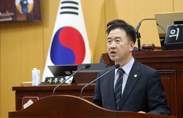 서산시의회는 지난 15일 더불어민주당 최동묵 의원이 제304회 임시회 제1차 본회의에서 '서산시 지방도 649호선 도로 부실 공사로 지역 주민과 이용 시민은 고통받는다'를 주제로 5분 자유발언을 진행했다고 밝혔다. / 서산시의회 제공