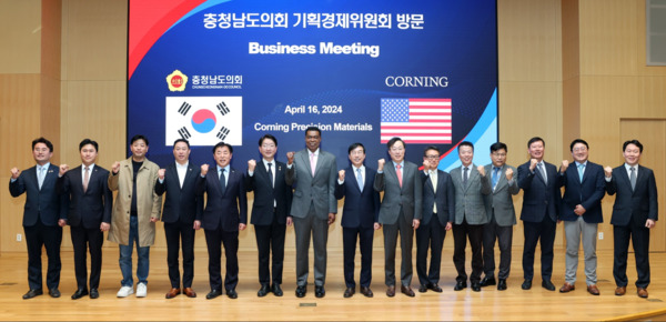 충남도의회 기획경제위원회는 제358회 임시회 기간 중인 지난 16일 아산시에 위치한 현대자동차 아산공장·인텍이앤씨·코닝정밀소재를 방문해 수출기업의 현안과 애로사항을 청취하고, 미국 관세 정책 등 불안정한 국제 정세에 대응하기 위한 정책적 방향을 모색했다고 밝혔다. 사진은 코닝정밀소재 방문 모습 / 충남도의회 제공