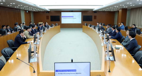 충남도의회 기획경제위원회는 제358회 임시회 기간 중인 지난 16일 아산시에 위치한 현대자동차 아산공장·인텍이앤씨·코닝정밀소재를 방문해 수출기업의 현안과 애로사항을 청취하고, 미국 관세 정책 등 불안정한 국제 정세에 대응하기 위한 정책적 방향을 모색했다고 밝혔다. 사진은 코닝정밀소재 방문 모습 / 충남도의회 제공