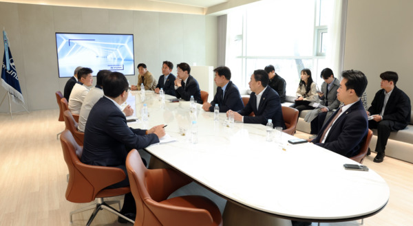 충남도의회 기획경제위원회는 제358회 임시회 기간 중인 지난 16일 아산시에 위치한 현대자동차 아산공장·인텍이앤씨·코닝정밀소재를 방문해 수출기업의 현안과 애로사항을 청취하고, 미국 관세 정책 등 불안정한 국제 정세에 대응하기 위한 정책적 방향을 모색했다고 밝혔다. 사진은 현대자동차 아산공장 방문 모습 / 충남도의회 제공