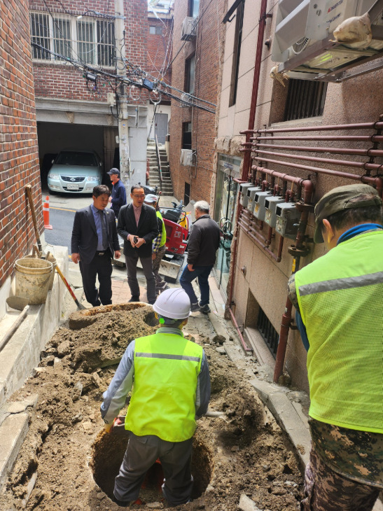 종로구의회는 18일 이광규 의원의 현장 중심 행보와 종로구청의 행정 대응 결실로 종로구 동숭4나길 인근 노후 맨홀이 교체되며, 주민 안전 확보가 이루어졌다고 밝혔다. / 이광규 의원 제공