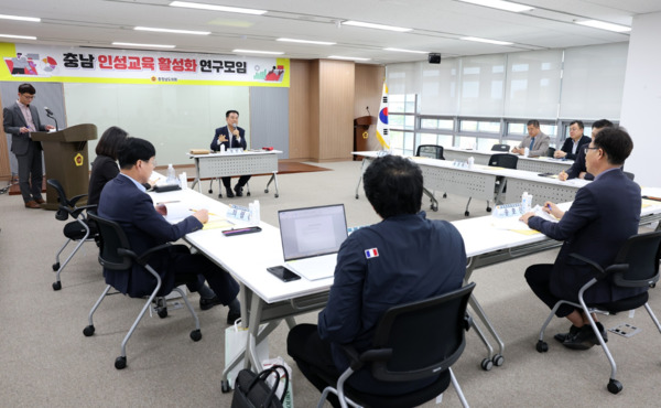 충남도의회는 21일 의회 303호 회의실에서 '인성교육 활성화 연구모임'이 발족식 및 제1차 회의를 개최하고, 학생 인성 함양을 위한 체육활동 모형 개발과 지원 정책 연구용역 추진에 나섰다고 밝혔다. / 충남도의회 제공