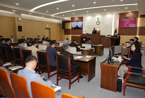 서천군의회는 지난 21일 제330회 임시회 제 1차 본회의를 개회하고, 오는 23일까지 3일간의 의사일정에 돌입한 가운데, 김경제 의장이 개회사를 하고 있다. / 서천군의회 제공