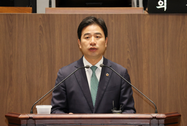 충남도의회는 22일 국민의힘 신영호 의원이 제358회 임시회 제4차 본회의에서 5분 발언을 통해 '금강유역을 중심으로 한 제3호 국가정원 유치'를 제안했다고 밝혔다. / 충남도의회 제공