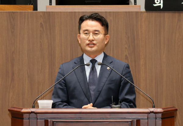 충남도의회는 22일 더불어민주당 안장헌 의원이 제358회 임시회 제4차 본회의에서 5분 발언을 통해 "진짜 탄소중립 실천은 거창한 구호가 아니라 지역 주민의 일상과 현장에서 시작된다"며, 충남의 대표적 자원순환 사업인 '숨은자원찾기' 사업에 대한 지원 확대를 촉구했다고 밝혔다. / 충남도의회 제공