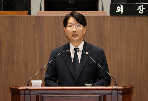 충남도의회는 22일 더불어민주당 구형서 의원이 제358회 임시회 제4차 본회의에서 5분 발언을 통해 "AI 산업은 충남의 미래 성장동력이며, '국가AI컴퓨팅센터' 유치는 충남이 대한민국을 대표하는 인공지능 중심지로 도약할 절호의 기회라"면서 "천안 불당동 R&D 집적지구를 중심으로 충남이 AI 산업 생태계의 허브가 될 수 있도록 충남도와 지역사회 모두가 힘을 모아야 한다"고 강조했다. / 충남도의회 제공