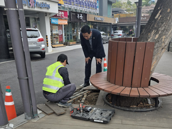 종로구의회는 지난 18일 정재호 의원이 종로구청 치수과 직원들과 함께 세검정 새마을금고 앞 쉼터의 파손된 데크 보수 정비 및 홍제천 오탁방지망 설치 현장을 점검했다고 밝혔다. / 정재호 의원 제공
