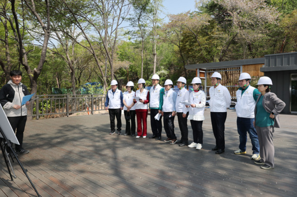 종로구의회는 제341회 임시회 회기 중인 지난 21일 '삼청공원 치유의 숲' 조성 공사 현장 등을 방문하여 진행 상황을 점검했다고 밝혔다. / 종로구의회 제공