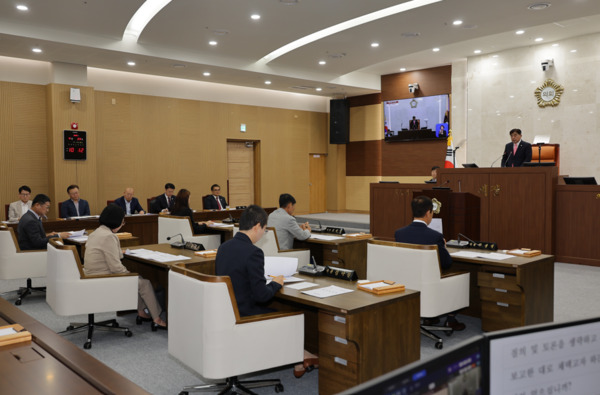서천군의회는 23일 제330회 임시회 제2차 본회의를 끝으로 지난 21일부터 3일간 진행된 의사일정을 모두 마무리한 가운데, 김경제 의장이 폐회사를 하고 있다. / 서천군의회 제공