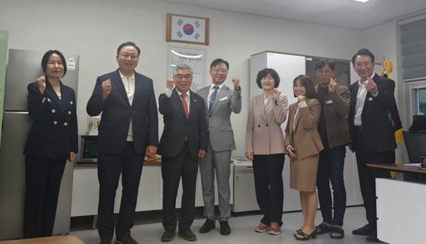 충남도의회는 23일 국민의힘 유성재 의원이 '다문화 학생 교육 및 학업중도포기 문제에 관한 연구모임'의 일환으로 아산 신창중학교를 방문하여 다문화 학생 교육의 어려운 점과 개선 방향 등을 청취했다고 밝혔다. / 유성재 의원 제공