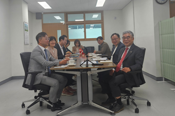 충남도의회는 23일 국민의힘 유성재 의원이 '다문화 학생 교육 및 학업중도포기 문제에 관한 연구모임'의 일환으로 아산 신창중학교를 방문하여 다문화 학생 교육의 어려운 점과 개선 방향 등을 청취했다고 밝혔다. / 유성재 의원 제공