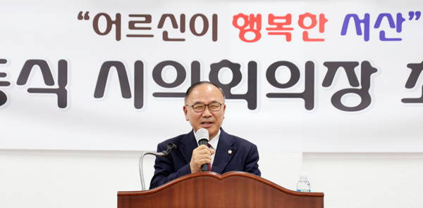 서산시의회는 23일 조동식 의장이 대산노인대학을 찾아 '인연과 만남의 소중함과 삶에 미치는 영향'을 주제로 특별강연을 펼쳐 호응을 얻었다고 밝혔다. / 서산시의회 제공