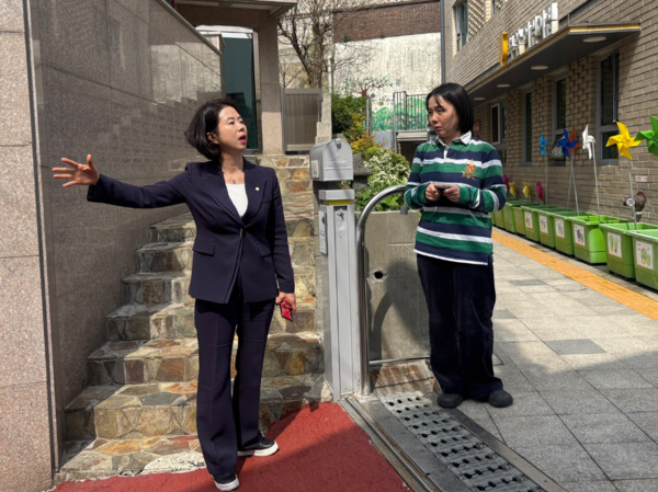 종로구의회는 지난 18일 국민의힘 김하영 의원이 종로구 신영동에 위치한 부암어린이집의 주차 민원 해결을 위해 종로구청 담당부서와 현장방문을 진행했다고 밝혔다. / 김하영 의원 제공
