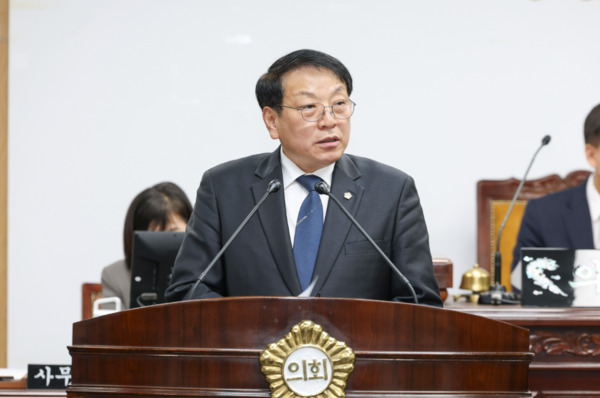 종로구의회는 지난 22일 김종보 의원이 제341회 임시회 제2차 본회의에서 5분 자유발언을 통해 '동묘앞역'과 '동대문역' 명칭에 대해 지역 정체성 및 역사성 반영이 필요하다고 제기하며, 명칭 변경을 촉구했다고 밝혔다. / 김종보 의원 제공