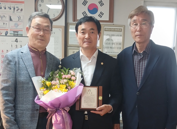 서산시의회는 지난 24일 국민의힘 안원기 의원이 동문2동 동문51통 주민들로부터 감사패를 수상했다고 밝혔다. / 안원기 의원 제공