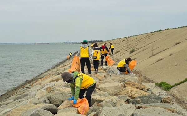 파랑나비봉사단은 27일 당진 석문방조제 일원에서 4월 봉사활동을 실시했다고 밝혔다. / 파랑나비봉사단 제공