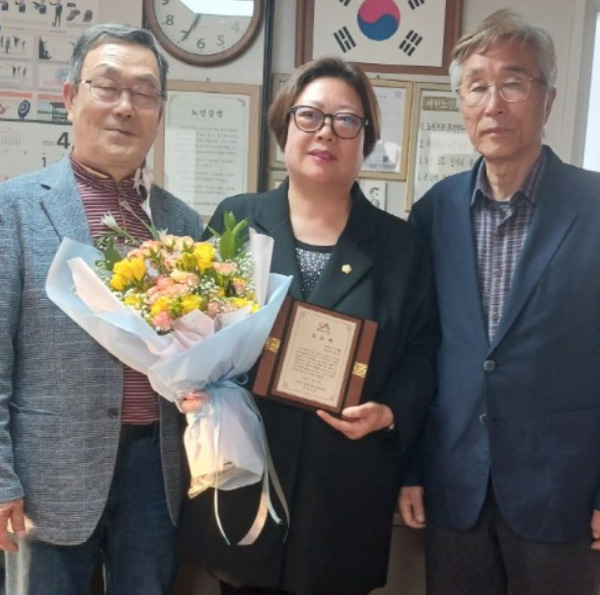 서산시의회는 지난 24일 더불어민주당 가선숙 의원이 동문2동 동문51통 주민들로부터 공로패를 수상했다고 밝혔다. / 서산시의회 제공