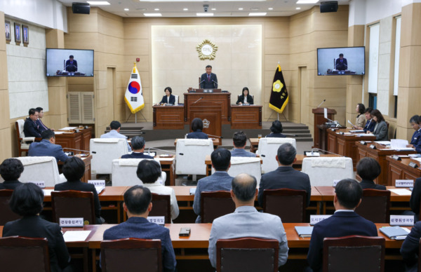 계룡시의회는 28일 제181회 임시회를 개회하고, 오는 5월 1일까지 4일간의 의사일정에 돌입한 가운데, 김범규 의장이 개회사를 하고 있다. / 계룡시의회 제공