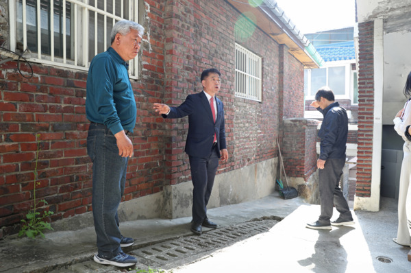 종로구의회는 지난 24일 국민의힘 이시훈 의원이 숭인동 59-48일대 민원현장을 방문하여 침수 위험 문제 해결을 위한 현장 점검을 실시했다고 밝혔다. / 이시훈 의원 제공