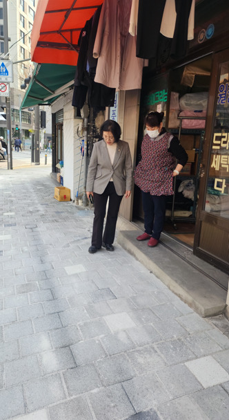 종로구의회는 지난 3월 이미자 의원이 이화동 종로노인종합복지관(이화동 25-1) 앞 보도블럭 침하 및 변형으로 인해 빗물 고임과 보행 불편을 초래한다는 주민 민원을 접수하고, 구청 관계 부서와 함께 현장 점검에 나선 바 있으며, 새 보도블럭으로 정비를 마무리했다고 밝혔다. / 이미자 의원 제공