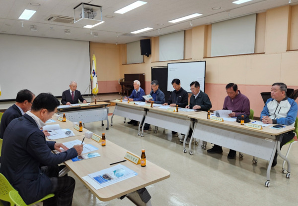 충청남도교육삼락회는 28일 충청남도학생교육문화원 내의 예술교육관 다목적실에서 임원회의를 개최하여 학생들의 현장체험학습 프로그램인 향토역사·문화체험을 실시하기로 결정하고 관계 당국에 학생 현장체험학습 활성화를 위한 대책 마련을 강하게 요청했다. / 충청남도교육삼락회 제공