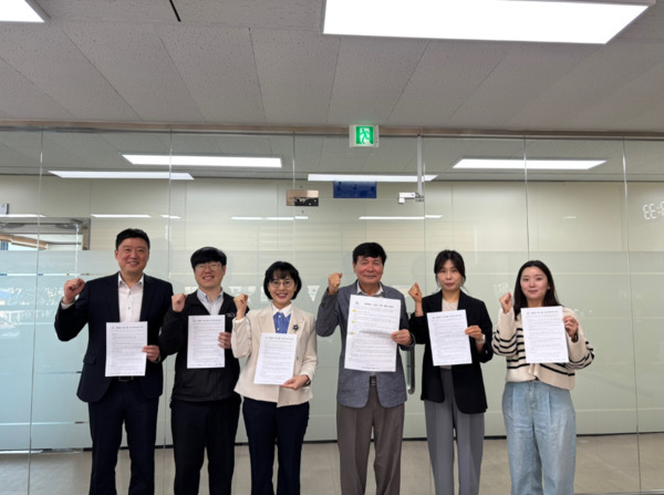 서산문화재단이 청렴윤리·ESG·인권 경영을 핵심 가치로 삼고 지속 가능한 미래를 향한 힘찬 발걸음을 내디뎠다(사진 왼쪽부터 김원정 팀장, 김규동 대리, 김정심 대리, 임진번 대표이사, 이기원 주임, 한초랑 주임). / 서산문화재단 제공