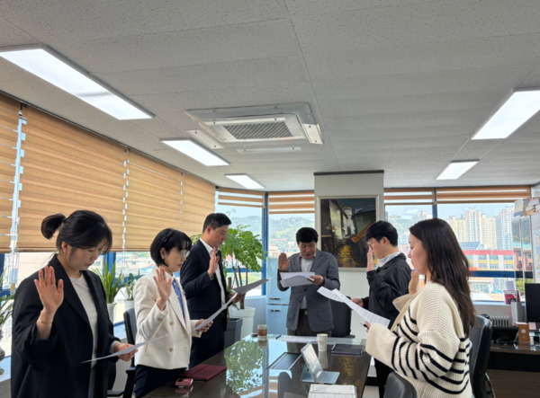 서산문화재단은 28일 오전 10시 대표이사실에서 임진번 대표이사를 포함한 임직원 6명이 참석한 가운데, '청렴윤리·ESG·인권경영 실천 선언식'을 개최했다고 밝혔다(사진 왼쪽부터 시계방향으로 이기원 주임, 김정심 대리, 김원정 팀장, 임진번 대표이사, 김규동 대리, 한초랑 주임). / 서산문화재단 제공