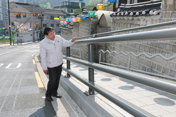 종로구의회는 지난 24일 김종보 의원이 숭인동 청룡사(동망산길 65) 인근과 창신동 6호선 창신역 주변 일대의 도보환경을 직접 순찰하며 주민 안전 점검을 실시했다고 밝혔다. / 김종보 의원 제공